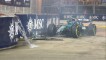 Videó: Russell falba tette a Mercedes, piros zászló Szingapúrban!