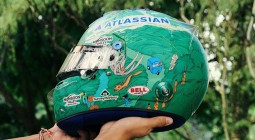 Az UNICEF-et támogatja Albon különleges sisakjával