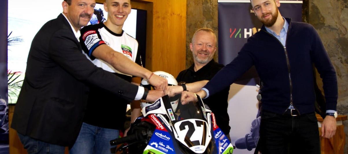 Neves sorozatban kapott gyári ülést a 21 éves magyar motoros! – hivatalos