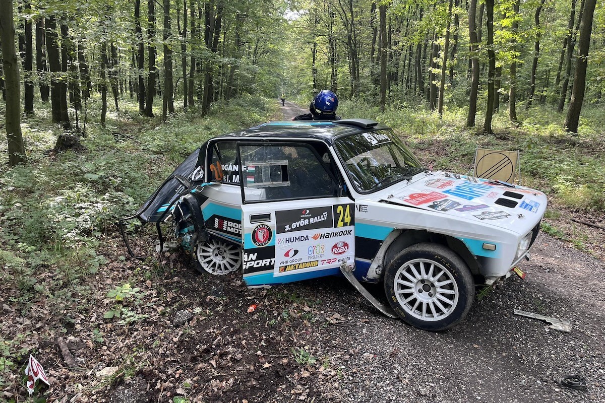 Súlyos baleset miatt szakadt félbe a Győr Rally második szakasza - több sportbírót is elsodortak az autók