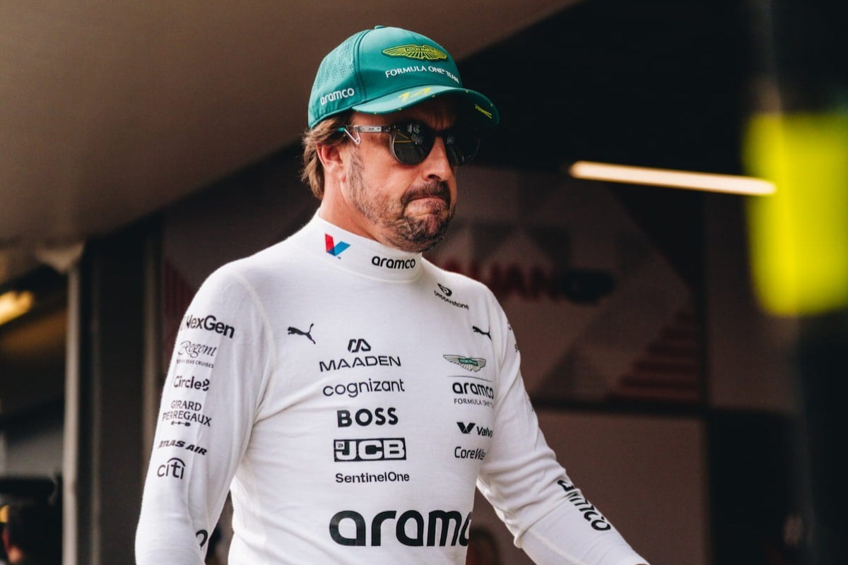 Alonso a balszerencséjéről: “Ha elől vagyok, jön a káosz, ha hátul, akkor meg semmi sem történik”