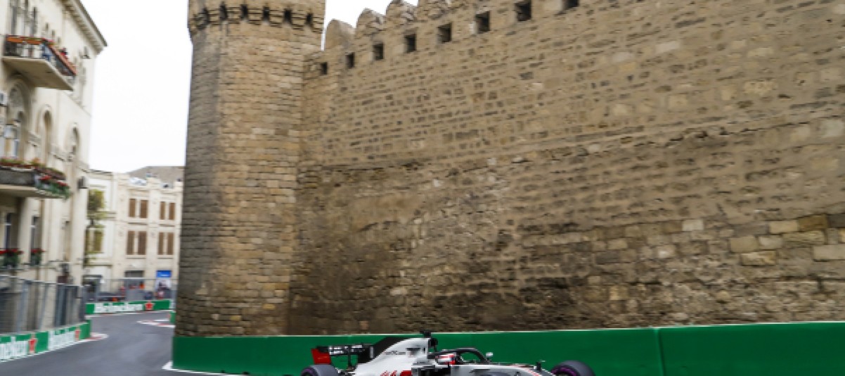 „Szerintem Ericsson eltalált” – ikonikus rádiózás és safety car mögötti ütközés Bakuból