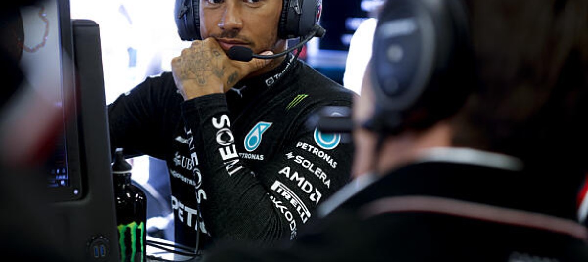 Változás a Mercedesnél, Hamilton reméli, találnak "valamilyen trükköt" az előrejutáshoz