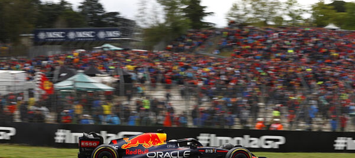 Túl hangos volt Verstappen a pályán, megbüntették Imolát
