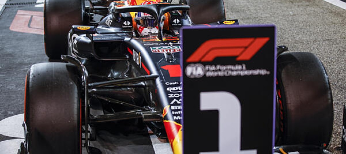 Videón, ahogy Verstappen megszerzi az idei első pole pozíciót