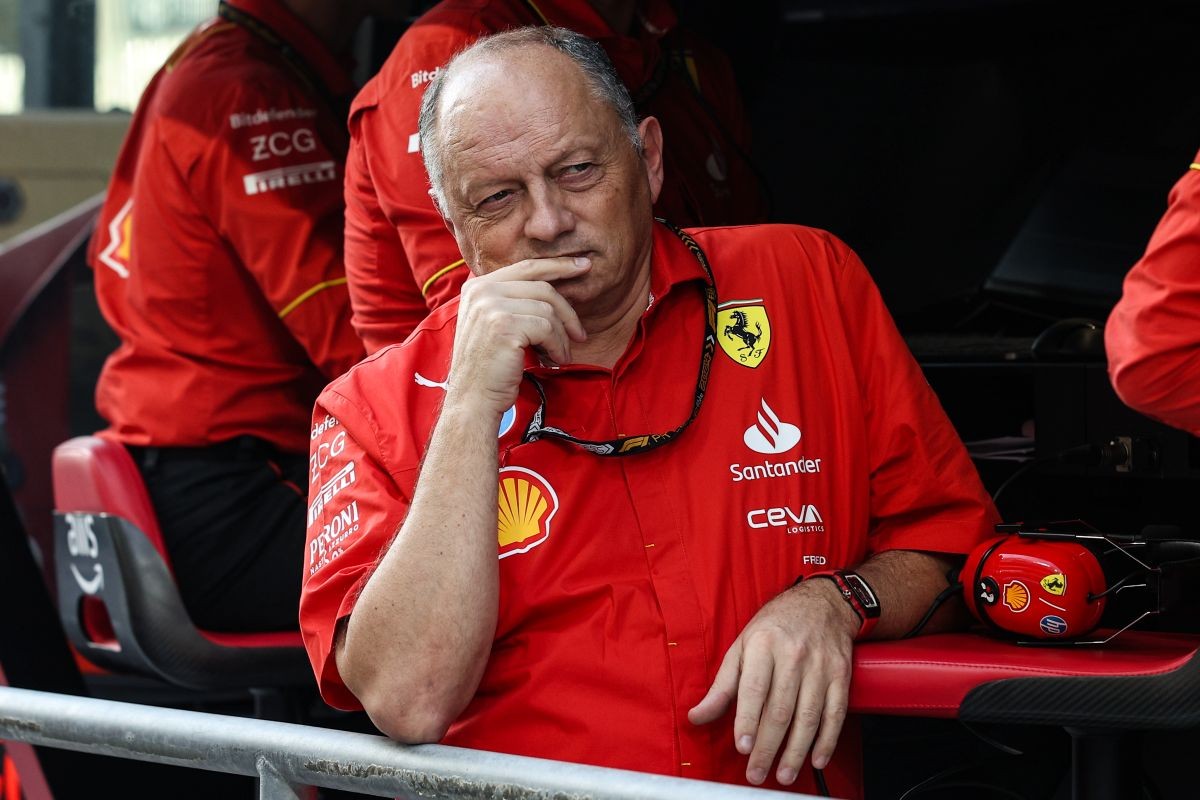 Leclerc és Hamilton is kiállt mellette - Maradhat a Ferrari-főnök?