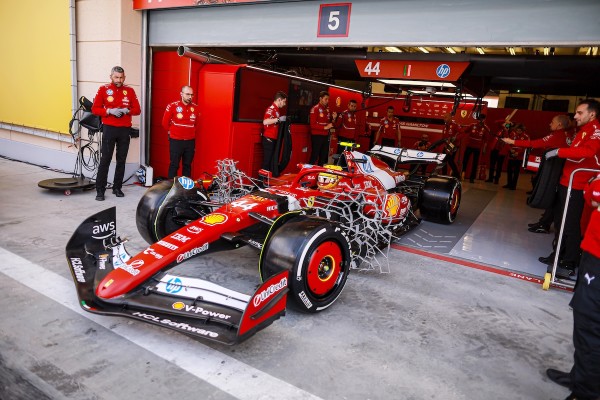 Kiderül mit vizsgál a Ferrari Hamiltonnal az SF-25-ön
