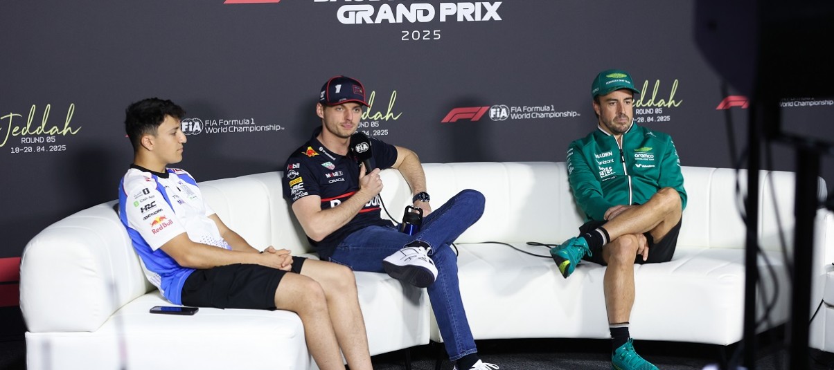 Ezért örül Alonso a Verstappen körüli pletykáknak