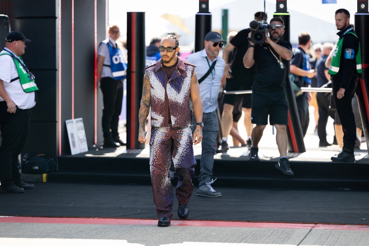 Hamilton rendet tenne Maranellóban, a Ferrari vezetőit is kérdőre vonta