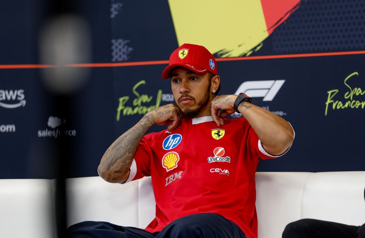 Rivális színekben, de segítő szándékkal: Hamilton meglepő húzása Belgiumban
