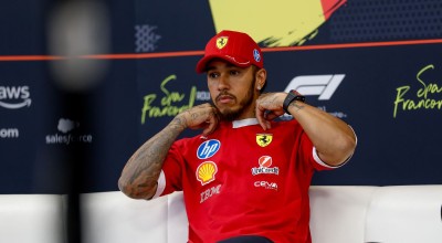 Rivális színekben, de segítő szándékkal: Hamilton meglepő húzása Belgiumban