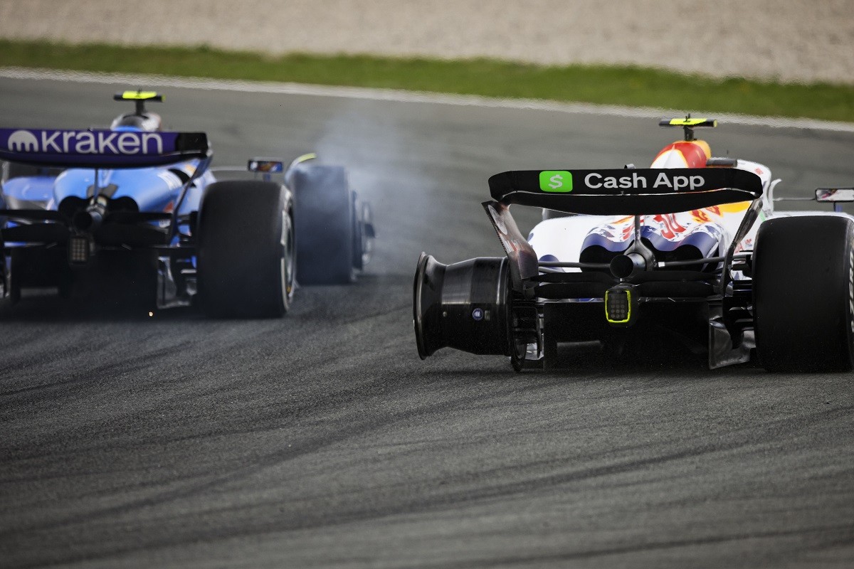 Sainz az autóból kiszállva is hevesen kritizálta a "nem Forma-1-es szintű" bíráskodást