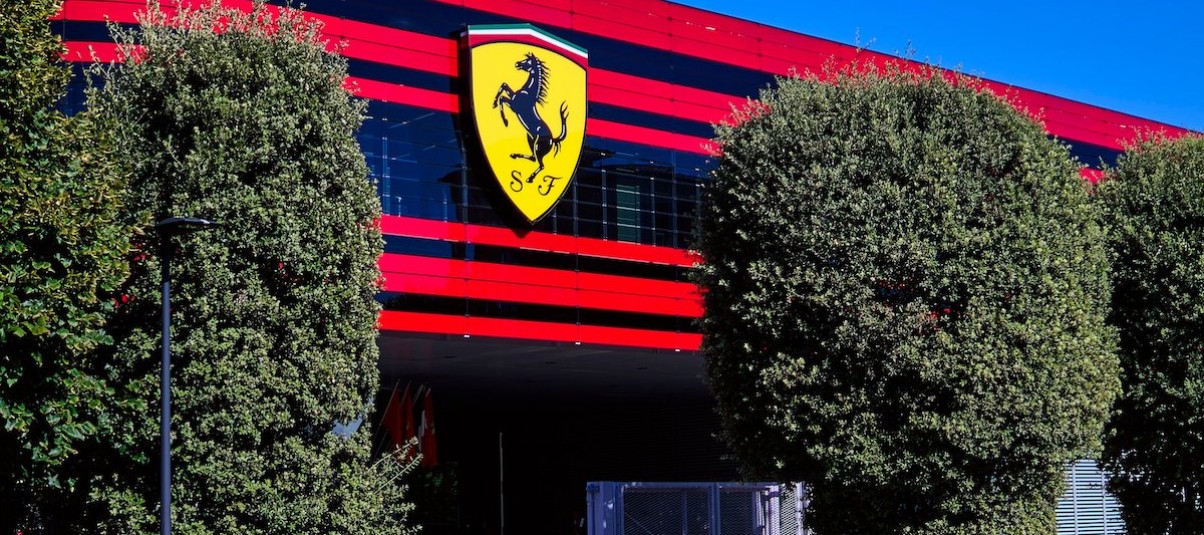 Egészen közelről láthatjuk a Ferrari szuper-modern F1-es szimulátorát