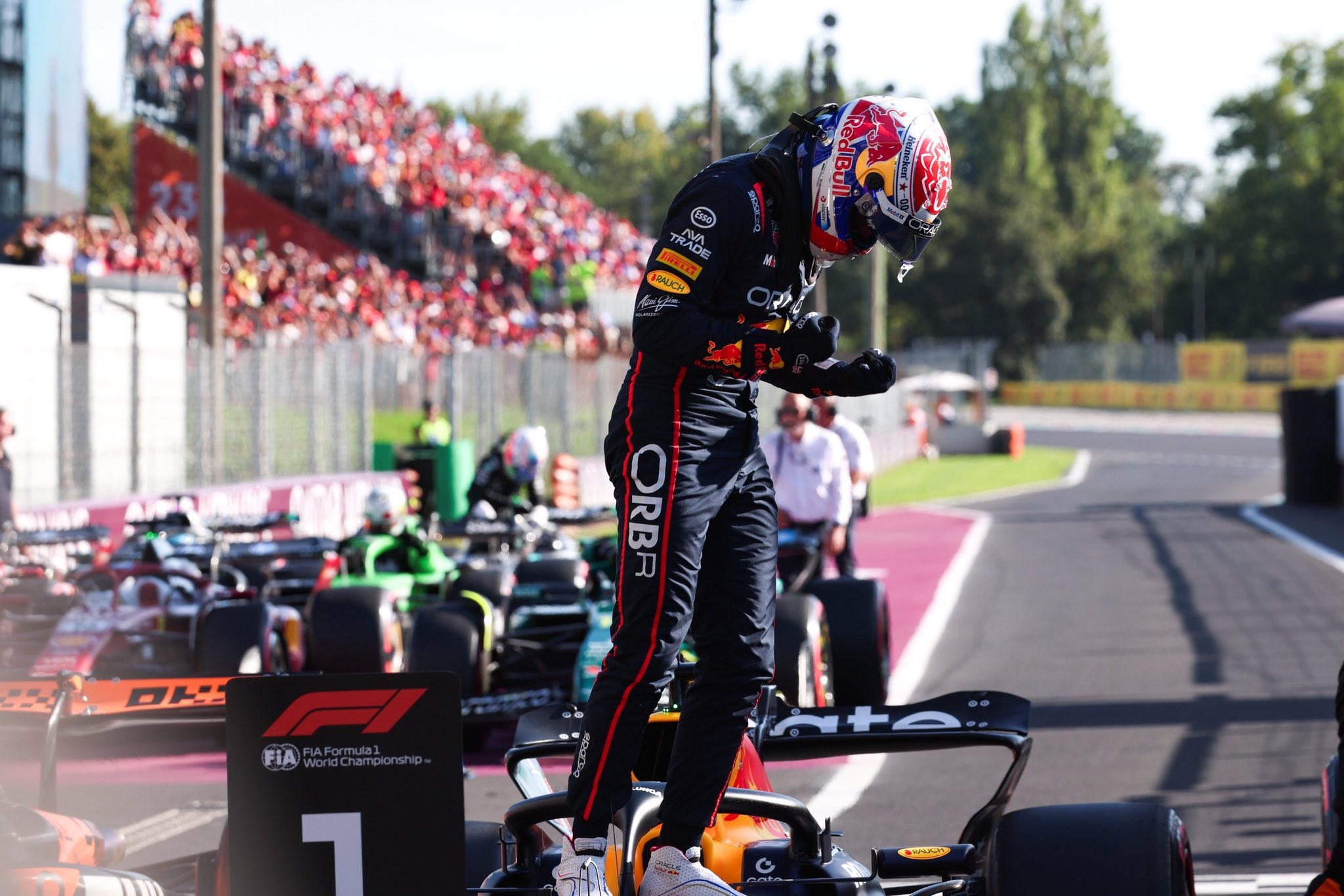 Brundle az onboard felvételen hallotta meg, miért ért véget Verstappen dominanciája