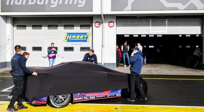Videón, ahogy Max Verstappen megteszi az első métereket a Porsche Cayman volánja mögött