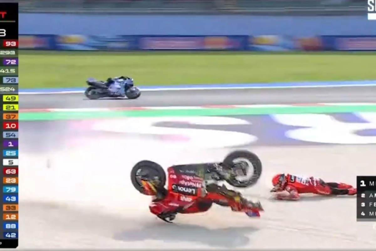 MotoGP: Marc Marquez az élről bukott a misanói sprinten, megszakadt az elképesztő sorozata, Bezzecchi győzött!