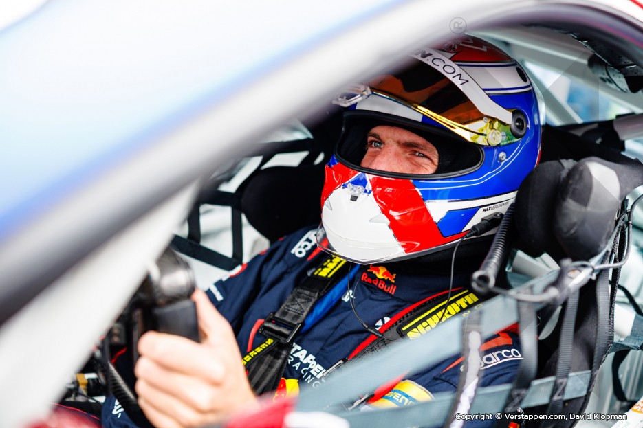 Verstappen instruktora viccelődve mesél a nürburgringi tesztről: „Szerencsére jóval több erőm volt"