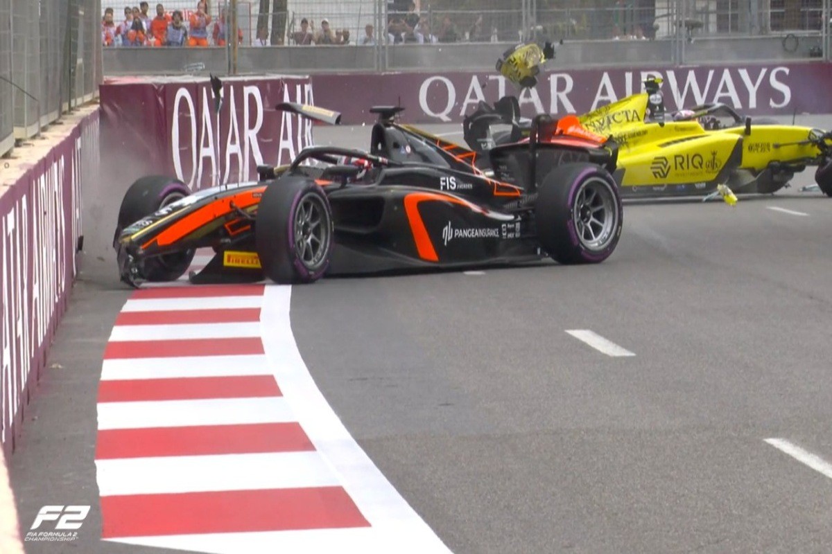 Amatőr hiba miatti baleset vetett véget az F2-es bakui időmérőnek, Crawford a pole-ban!