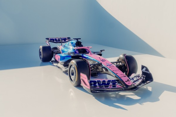 Gasly és Doohan új versenyautója már teljes pompájában ragyog