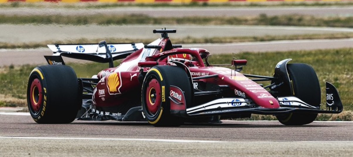 Videón az első körök: Így mozog Hamilton és Leclerc új Ferrarija