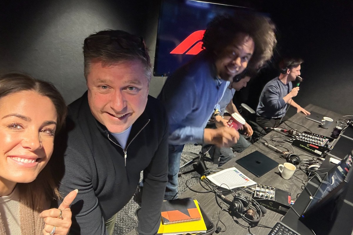 Műtét miatt nem lesz képernyőn a Sky F1 műsorvezetője