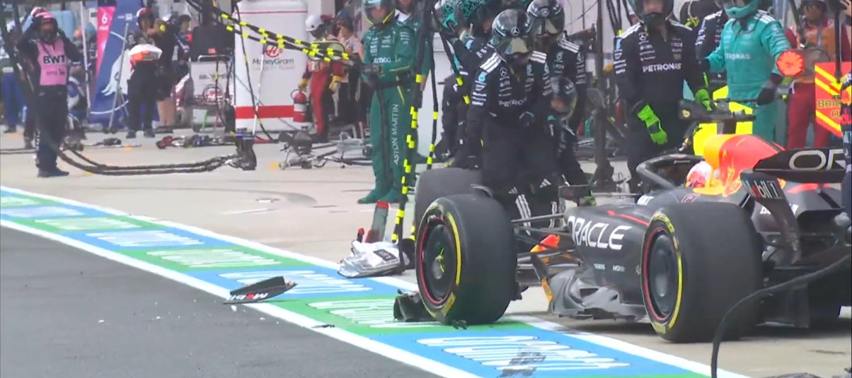 Videó: Verstappen és Antonelli bizarr balesete a bokszutcában – nem maradt el a büntetés!