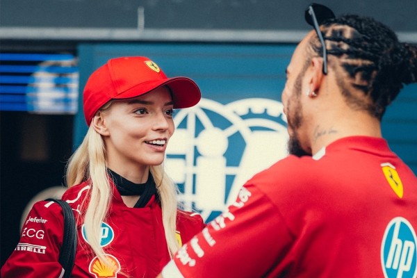 Hamilton két híres színésznő társaságában nyaral Míkonoszon (fotók)